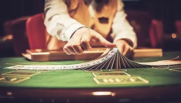 ဘောလုံးပွဲကြည့်ရင်း Live Betting ကစားနေသောပုံ